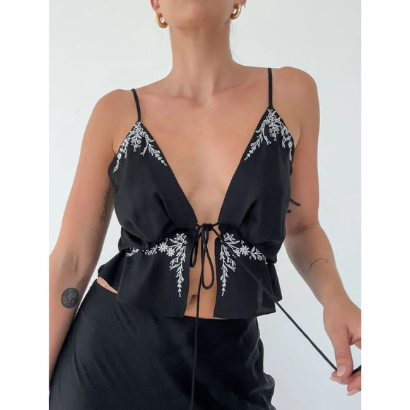 Rumored Womens Wilder Top Embroidered Floral Tie Front Black Size Medium NWT - Picture 1 of 9